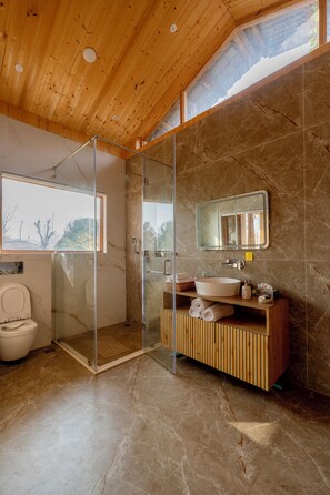 Shower, slippers, soap, shampoo - Nigeen Vista Lakeside Chalet (Srinagar)