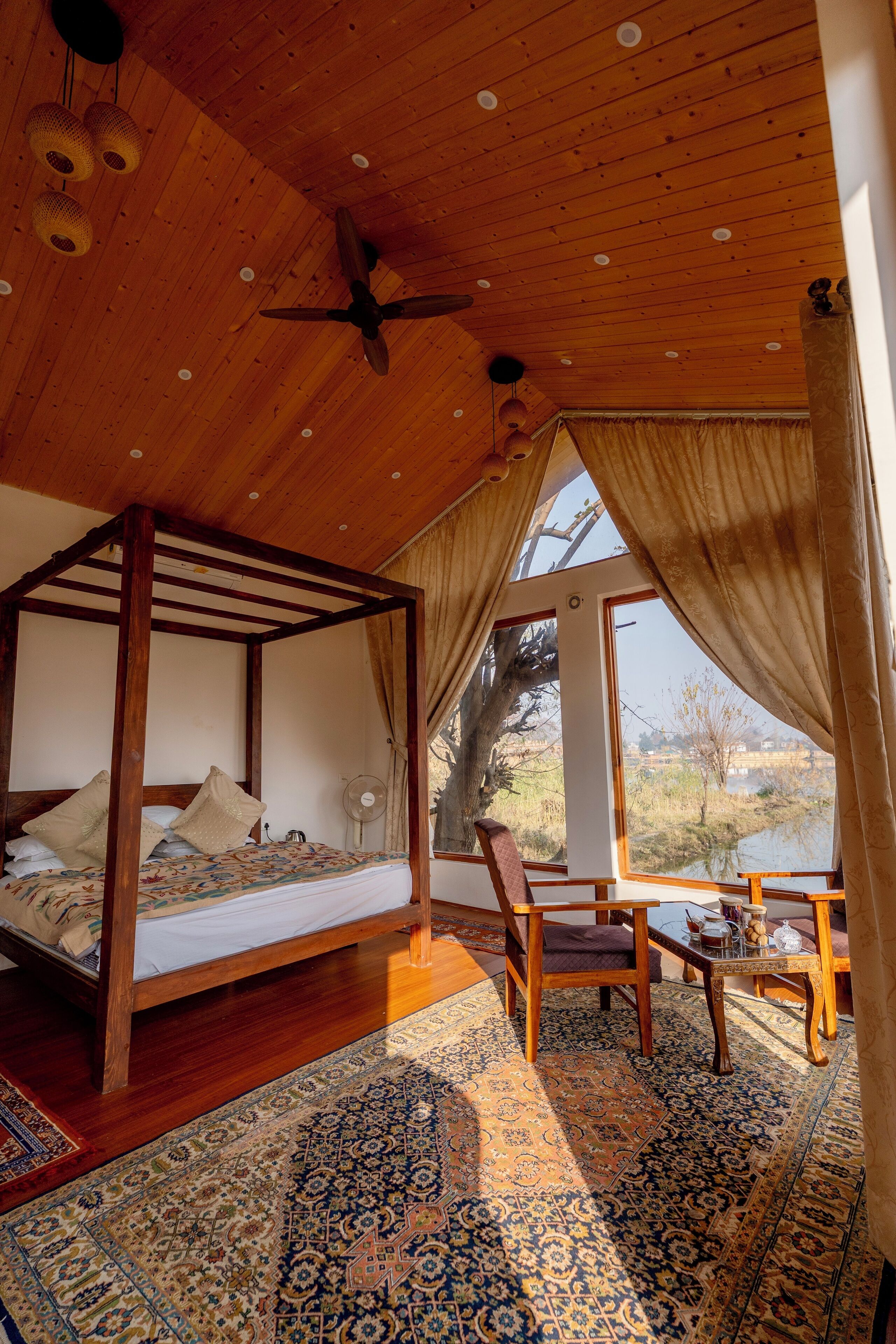 Luxury Chalet, Lake View | 5 bedrooms, blackout drapes, free WiFi, bed sheets