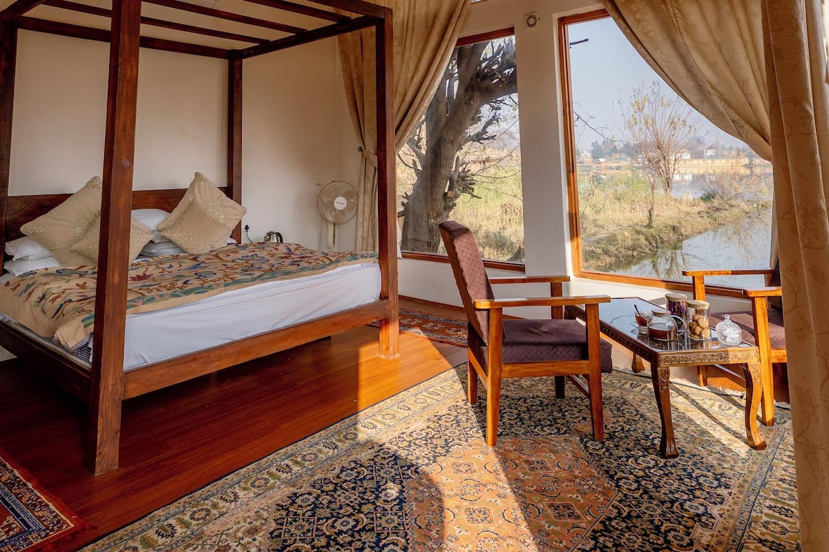 5 bedrooms, blackout curtains, free WiFi, bed sheets