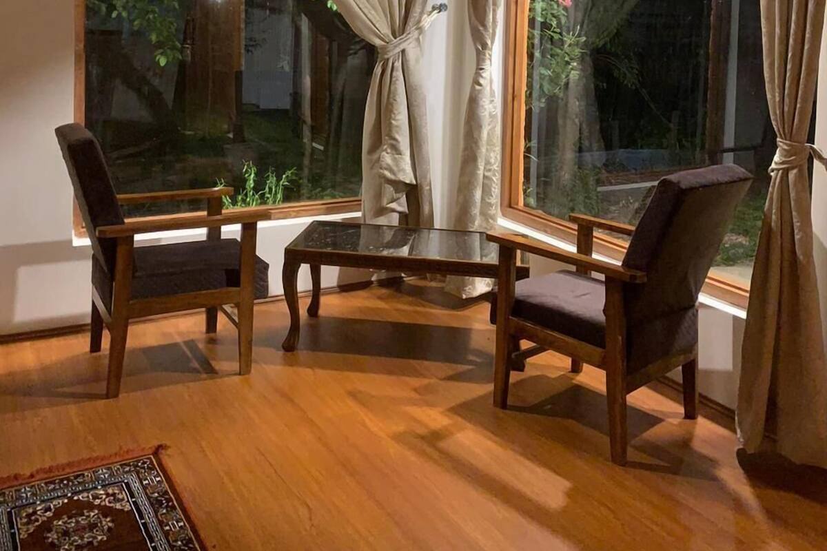 5 bedrooms, blackout curtains, free WiFi, bed sheets