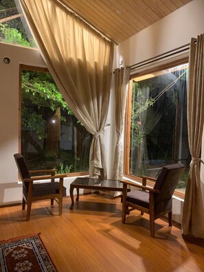 5 habitaciones, cortinas blackout, wifi gratis y ropa de cama 