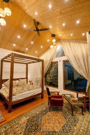 5 bedrooms, blackout curtains, free WiFi, bed sheets - Nigeen Vista Lakeside Chalet (Srinagar)