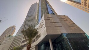 Ein modernes Hochhaus mit einer markanten Glasfassade und einem einzigartigen architektonischen Design.