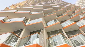 Un edificio moderno con una fachada angular distintiva, con múltiples balcones y grandes ventanales.