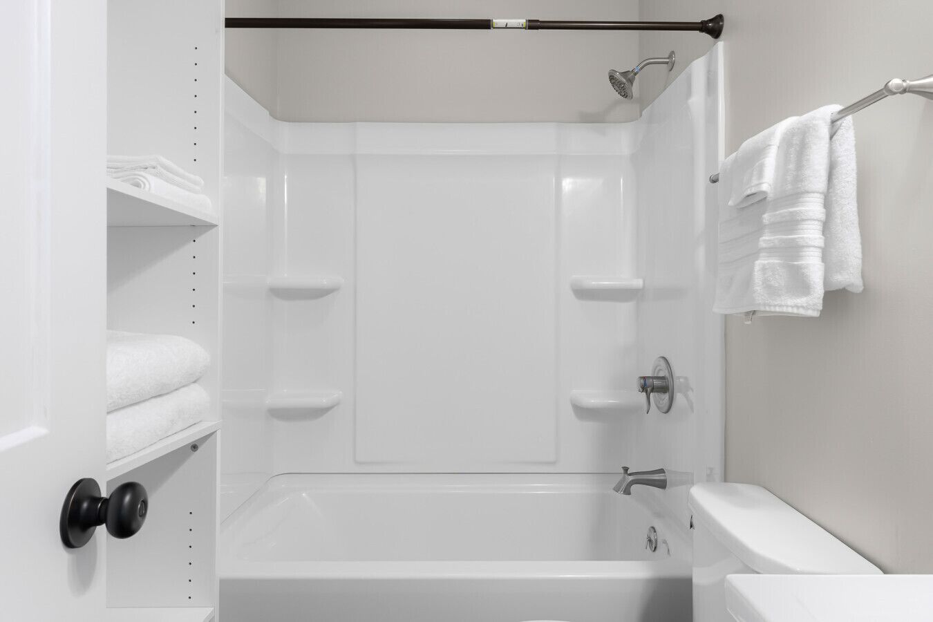 Ein modernes Badezimmer mit einer Badewanne, Toilette und Dusche.