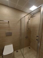 Habitación cuádruple | Minibar (con algunos artículos gratuitos) y wifi gratis