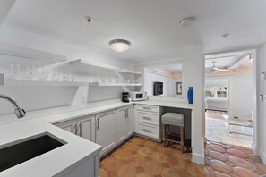 Refrigerador, microondas, cafetera y tetera y tetera eléctrica