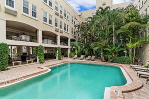 A heated pool - Splendid Palm Beach Location, spacious 1-bedroom condo, dual suite with WiFi,AC  (Palm Beach)