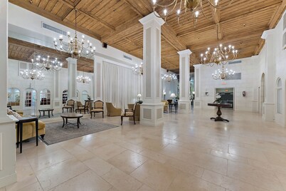 Splendid Palm Beach Location, spacious 1-bedroom condo, dual suite with WiFi,AC 