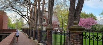 Upscale Downtown Studio w/ Private Deck, Full Kitchen, No Stairs