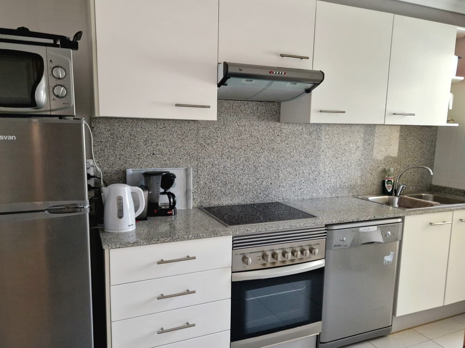 Frigorífico, microondas, horno y placa de cocina
