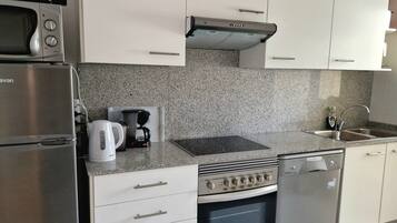 Frigorífico, microondas, horno y placa de cocina