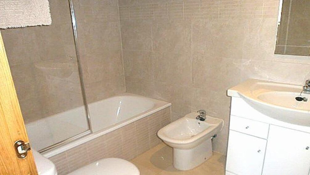Ducha, secador de pelo, bidé y toallas