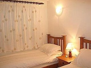 2 habitaciones, tabla de planchar con plancha, wifi y ropa de cama 