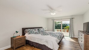 4 bedrooms, free WiFi, bed sheets - Enchanting, this four-bedroom, three-bath home promises stunning sunset views every evening. (Marco Island)