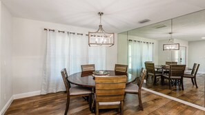 Dining - Enchanting, this four-bedroom, three-bath home promises stunning sunset views every evening. (Marco Island)