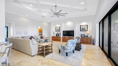Coastal Paradise Awaits: Luxurious Beachside House with Top-Notch Amenities