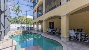 A heated pool - Coastal Paradise Awaits: Luxurious Beachside House with Top-Notch Amenities (Marco Island)