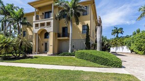 Unclassified image, 2 of 41, button - Coastal Paradise Awaits: Luxurious Beachside House with Top-Notch Amenities (Marco Island)