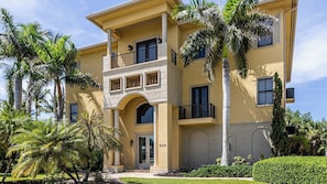 Exterior - Coastal Paradise Awaits: Luxurious Beachside House with Top-Notch Amenities (Marco Island)