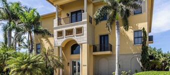 Coastal Paradise Awaits: Luxurious Beachside House with Top-Notch Amenities