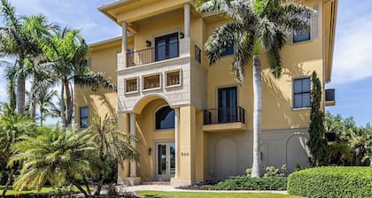 Coastal Paradise Awaits: Luxurious Beachside House with Top-Notch Amenities