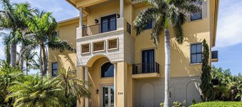Coastal Paradise Awaits: Luxurious Beachside House with Top-Notch Amenities