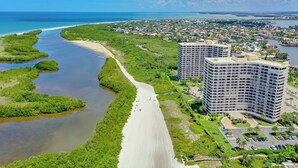 Une station balnéaire dotée d’une plage, de canaux et d’immeubles de grande hauteur.