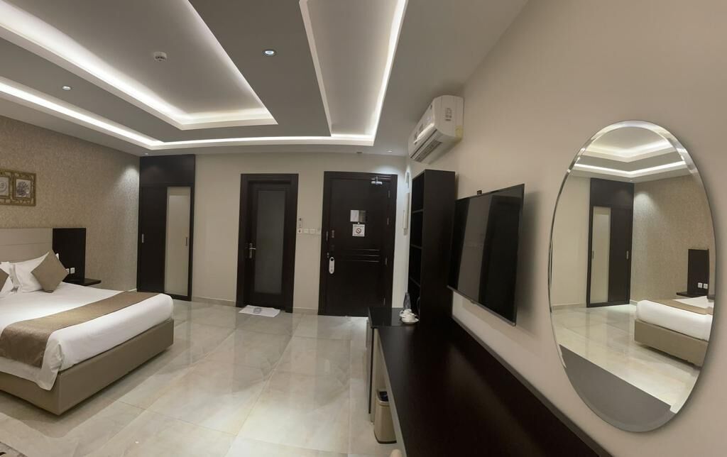 Executive Suite | Iron/ironing board, free WiFi