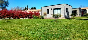 Exterior - Les Logis de la Seugne (Saint-Germain-de-Lusignan)