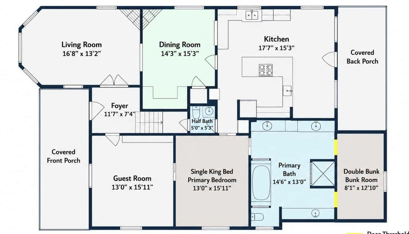 Un plan d’étage comprenant un salon, une salle à manger, une cuisine, une véranda à l’arrière, un porche à l ’avant, un hall d’entrée, une chambre d’amis, une chambre principale avec un grand lit, une salle de bain principale et une chambre avec deux lits superposés.