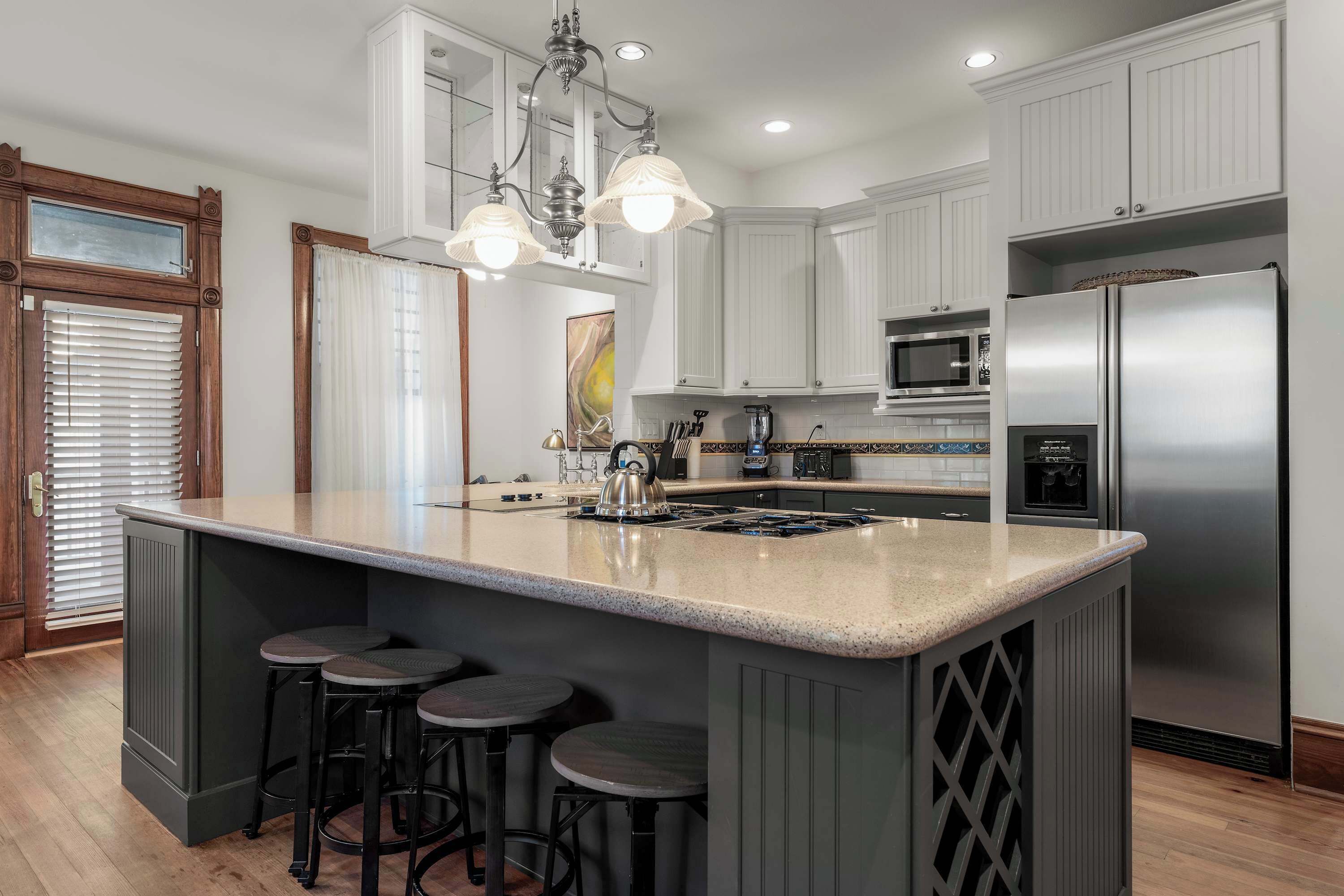 冷蔵庫、電子レンジ、オーブン、コンロ