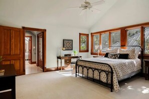 5 bedrooms, desk, iron/ironing board, travel crib