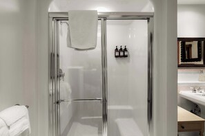 Chuveiro, secador de cabelo, toalhas de banho, shampoo