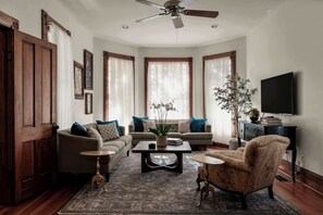 TV, offices - Charming 5 Bedroom Home in Austin (Austin)