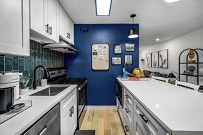 Réfrigérateur, four à micro-ondes, un four, surface de cuisson