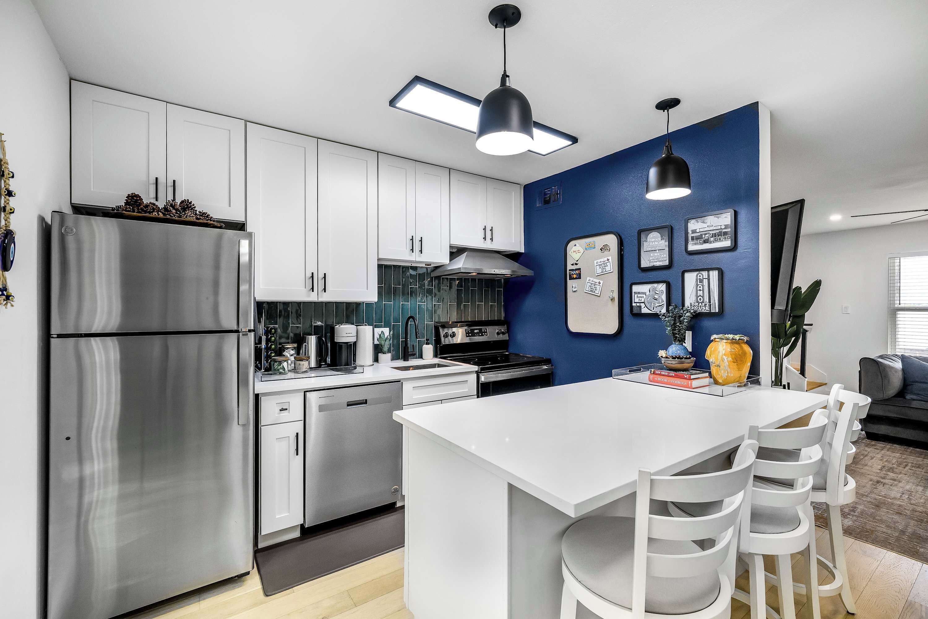 Refrigerador, microondas, horno y parrilla de estufa 