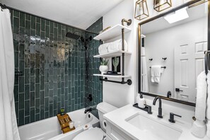 Shower, hair dryer, towels, shampoo - Private Patio Condo in SoLa Near Downtown (Austin)