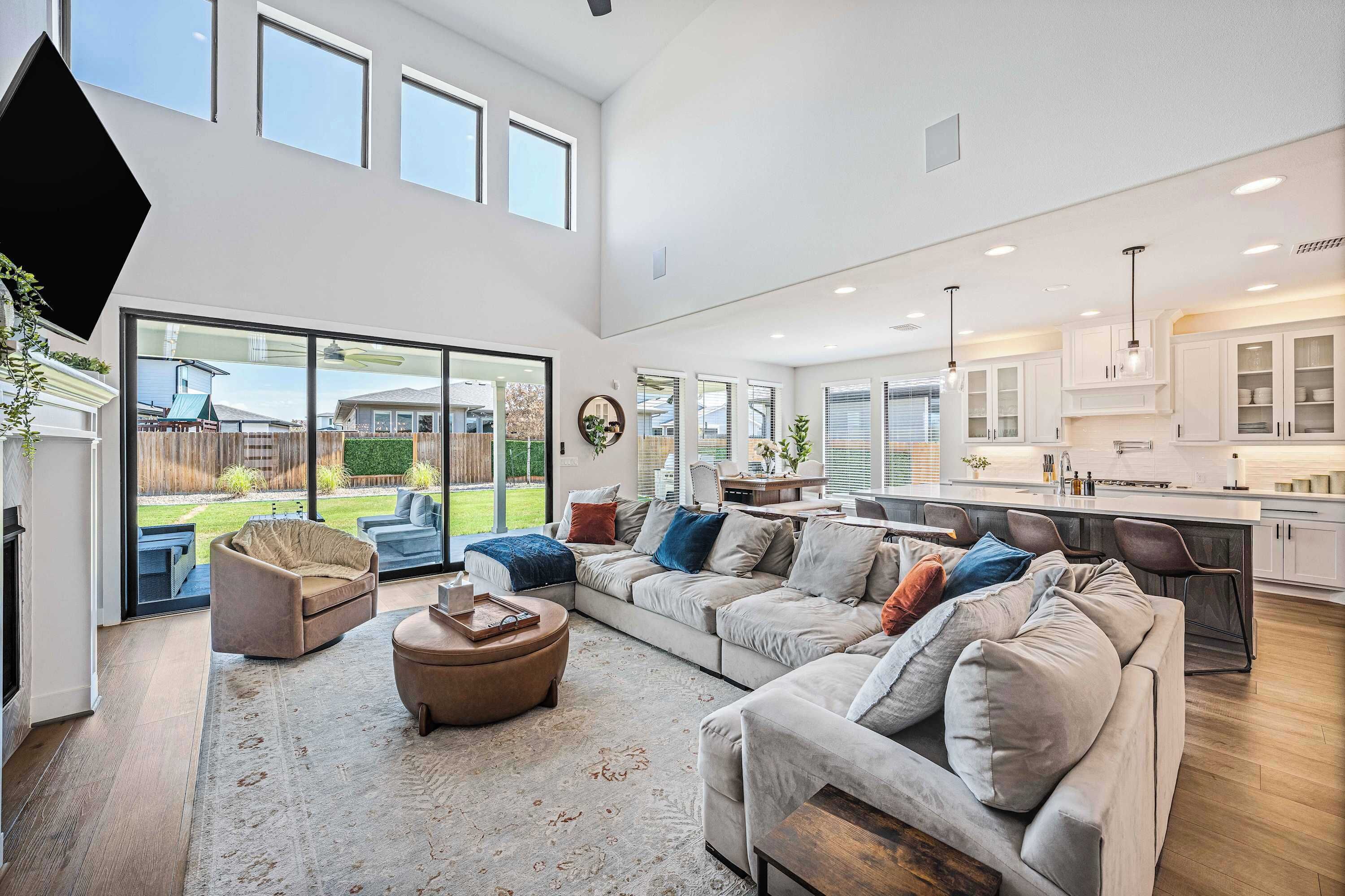 Télévision, cheminée, chaîne hi-fi, espaces bureaux