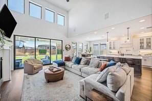 TV, fireplace, books, stereo - Stunning Dog-Friendly Home in Austin (Austin)