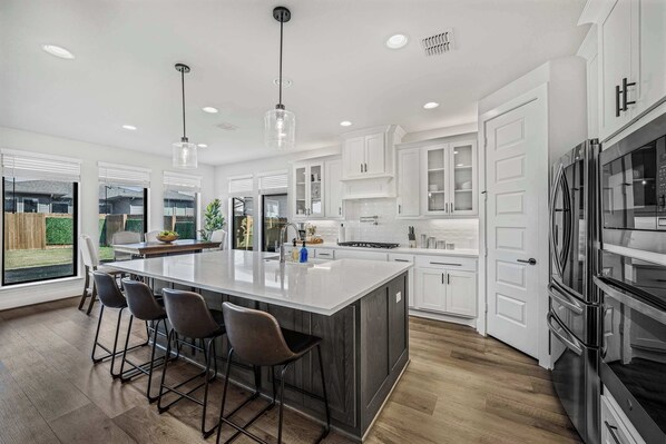 Fridge, microwave, oven, stovetop - Stunning Dog-Friendly Home in Austin (Austin)