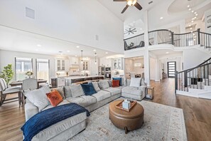 TV, fireplace, books, stereo - Stunning Dog-Friendly Home in Austin (Austin)