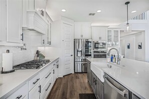 Fridge, microwave, oven, stovetop - Stunning Dog-Friendly Home in Austin (Austin)