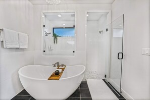 Douche, sèche-cheveux, serviettes fournies, shampoing