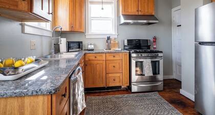 Robin's Egg ~ Private Downtown, Pet-Friendly Gem