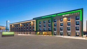 Un moderno edificio alberghiero con un cartello che riporta 'Echosuites' e 'Extended Stay by Wyndham'.