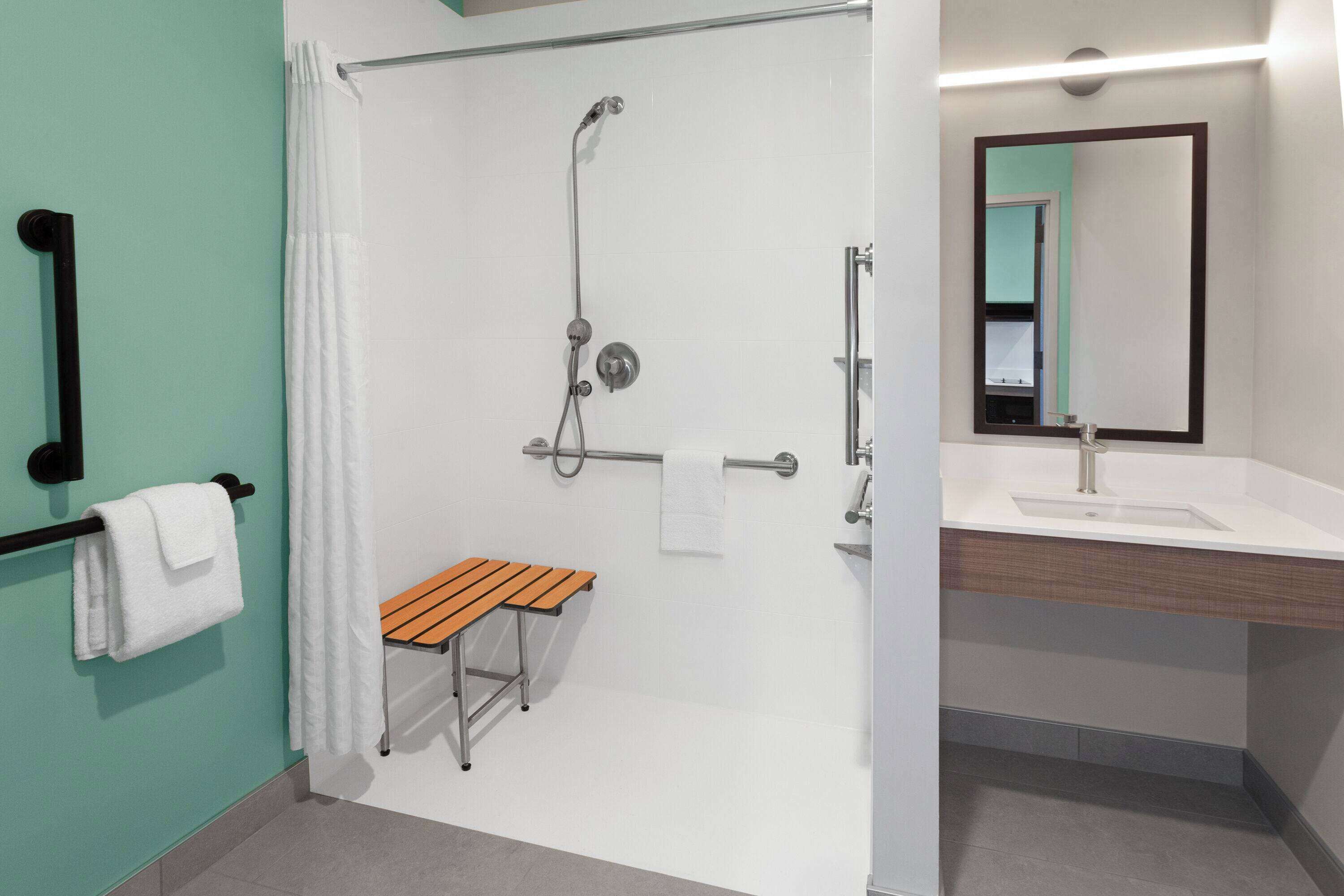 Kamer, 2 queensize bedden, toegankelijk voor rolstoelgebruikers (Bathtub W/grab Bars,Dishwasher) | Rolstoeltoegankelijke badkamer