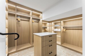 Executive King Suite | Bathroom | Shower, rainfall showerhead, towels - Tryp By Wyndham Southport Gold Coast (Southport)