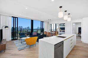 Individually furnished, desk, soundproofing, rollaway beds - Tryp By Wyndham Southport Gold Coast (Southport)