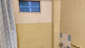 Economy-Doppelzimmer, 2 Doppelbetten, am Strand | Badezimmer